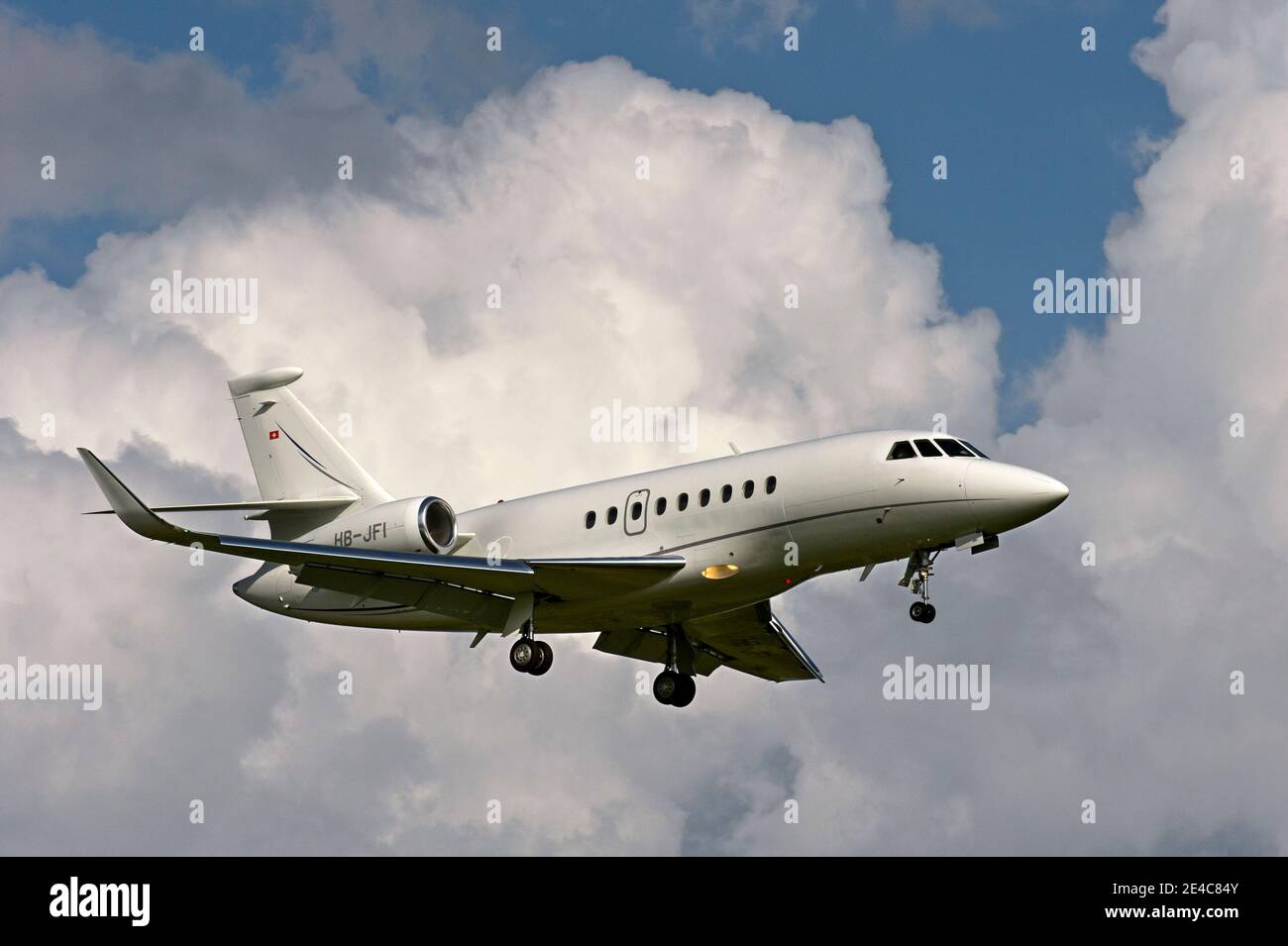 Aereo Dassault Falcon 2000LX della compagnia aerea Jet Aviation Business Jets in avvicinamento all'aeroporto di Ginevra, Svizzera Foto Stock