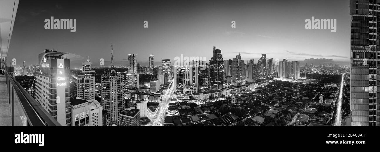 Vista sopraelevata degli skyline di una città, Makati, Metro Manila, Manila, Filippine Foto Stock