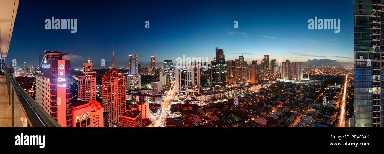 Vista sopraelevata degli skyline di una città, Makati, Metro Manila, Manila, Filippine Foto Stock