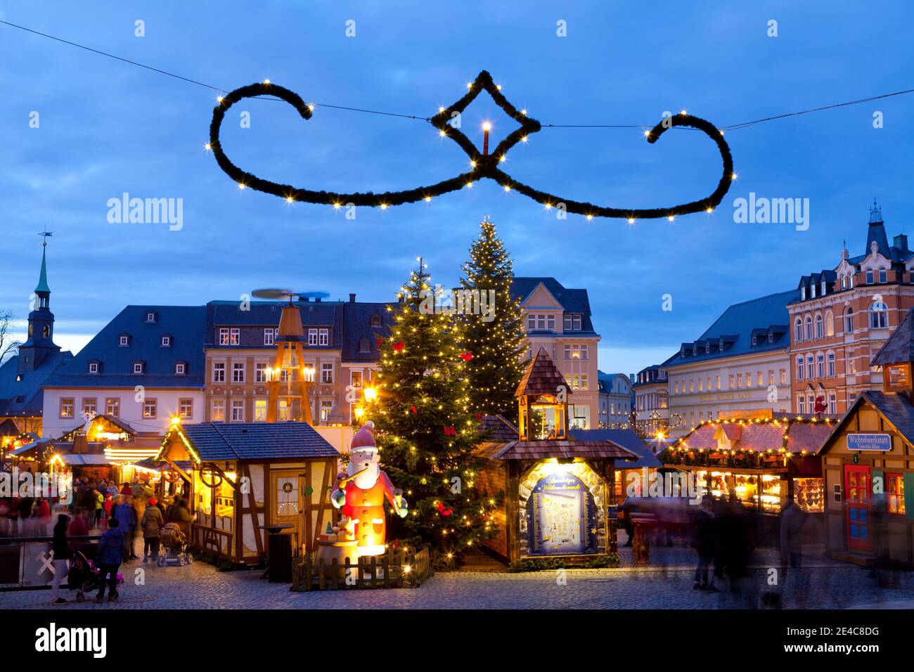 Città illuminata di notte il Natale, mercatino di Natale, Marktplatz, Annaberg-Buchholz, Sassonia, Germania Foto Stock