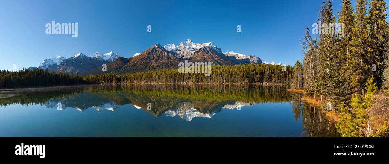 Riflessione del Monte Tempio nel Lago Herbert, Banff National Park, Alberta, Canada Foto Stock