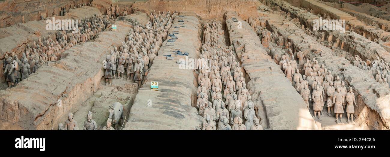 Guerrieri e cavalli di terracotta, Xi'an, provincia di Shaanxi, Cina Foto Stock