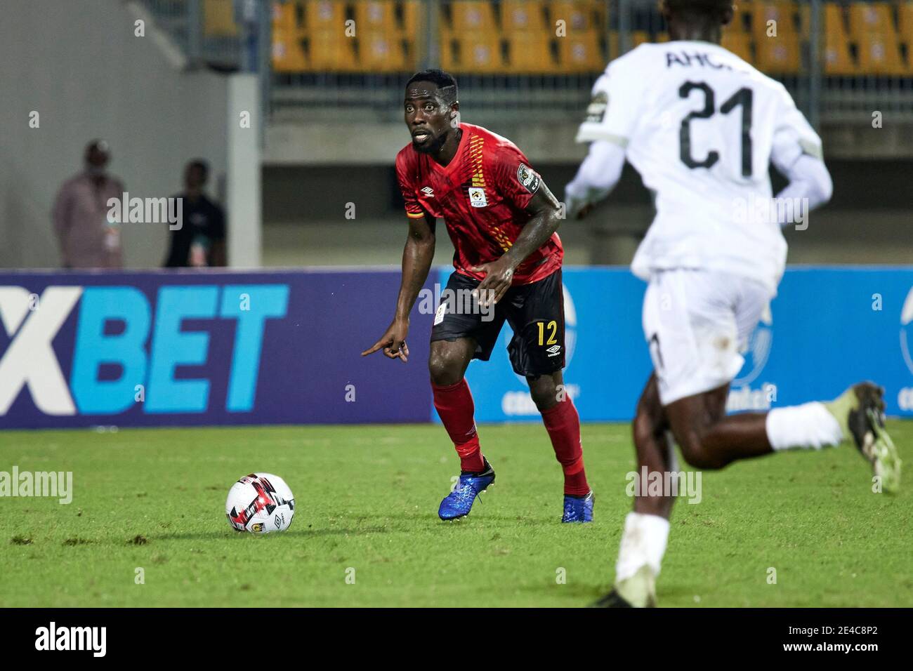 Douala, Camerun. 22 Jan 2021. Denis Iguma (12, Uganda) cerca la croce. Uganda contro Togo, Gruppo C, Torneo CAF Campionati delle nazioni africane (CHAN) 2021. Stade de la Réunion, Bepanda. Uganda e Togo si sono incontrate nel secondo gruppo di giochi del Gruppo C. Credit: XtraTimeSports (Darren McKintistry) / Alamy. Foto Stock