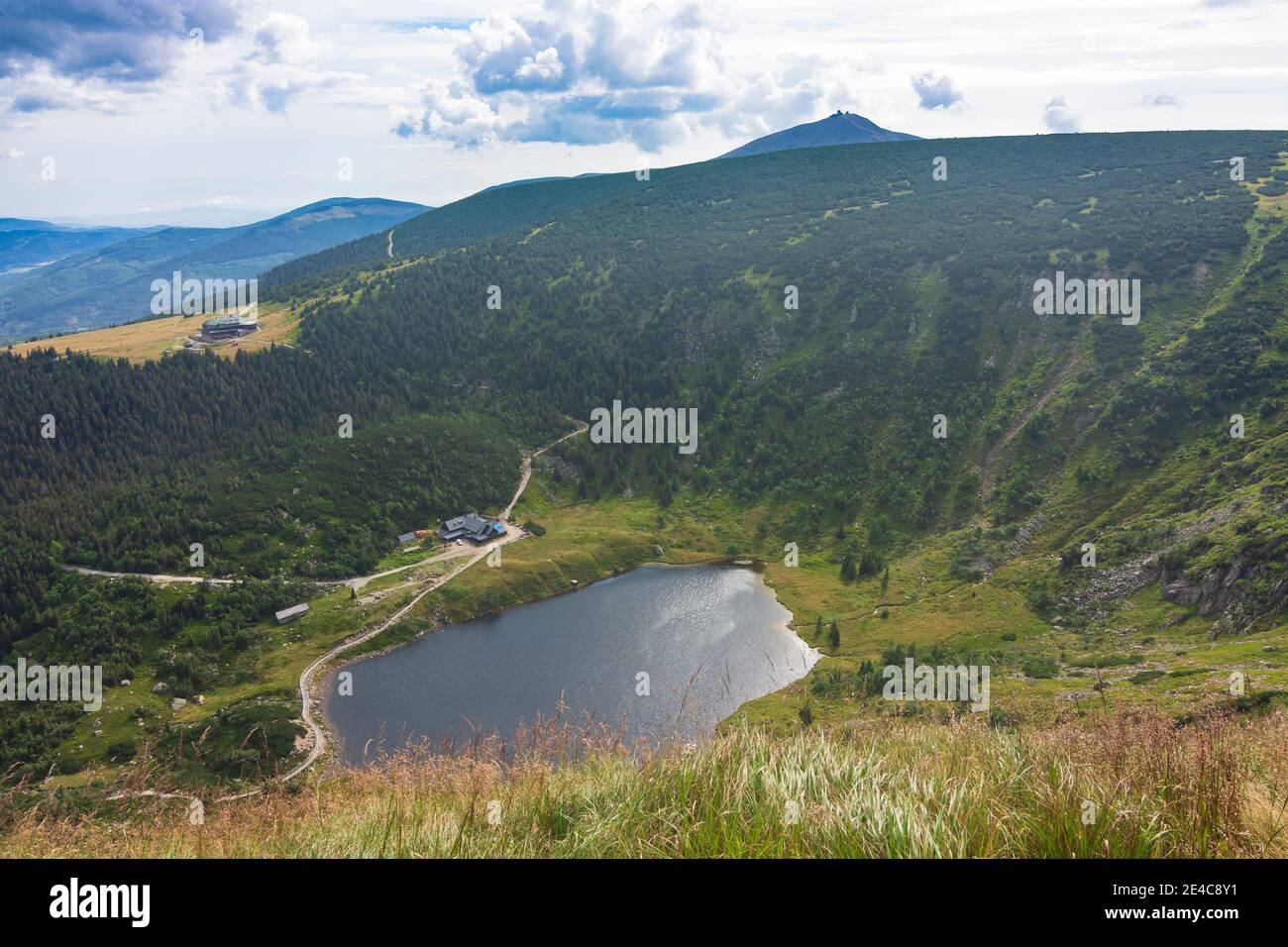 Karpacz (Krummhübel), Maly Staw (piccolo Stagno, Kleiner Teich), vista sulla montagna Snezka o Sniezka (Schneekoppe) a Karkonosze (Montagne Giganti, Riesengebirge), bassa Silesiana, dolnoslaskie, Niederschlesien, Polonia Foto Stock