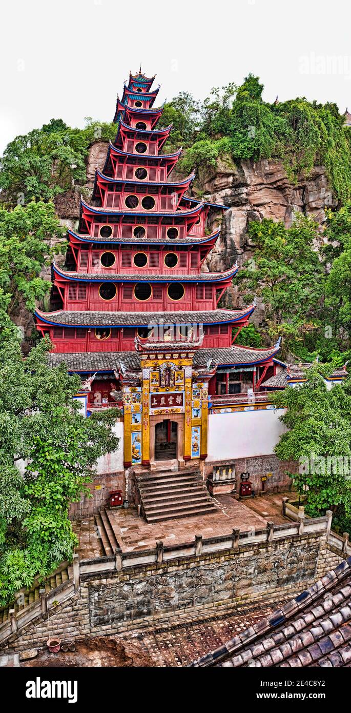 Vista elevata del tempio buddista sulla collina di Shibaozhai lungo il fiume Yangtze, Cina Foto Stock