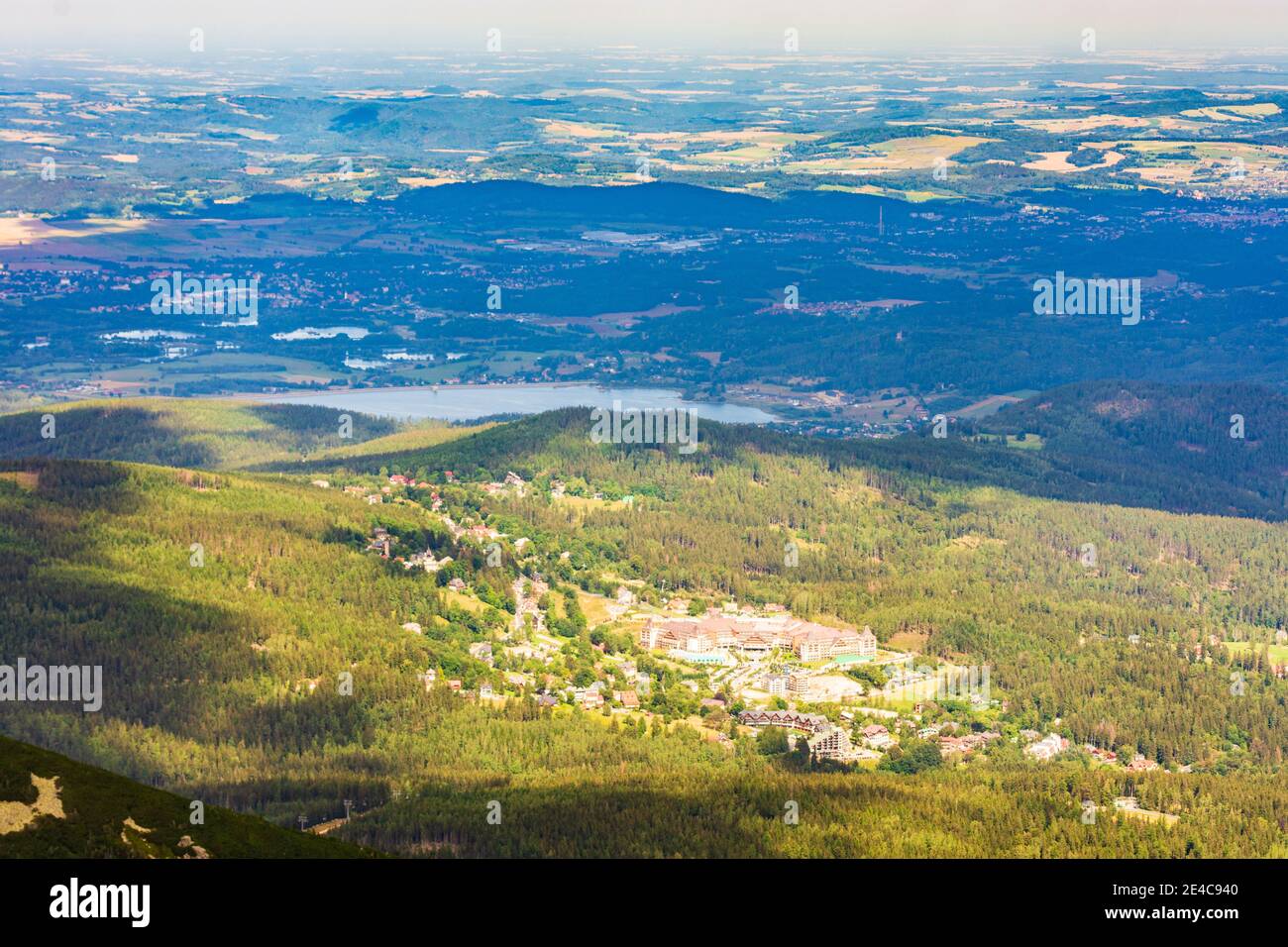 Karpacz (Krummhübel), vista su Karpacz (Krummhübel) a Karkonosze (Monti Giganti, Riesengebirge), bassa Slesia, dolnoslaskie, Niederschlesien, Polonia Foto Stock