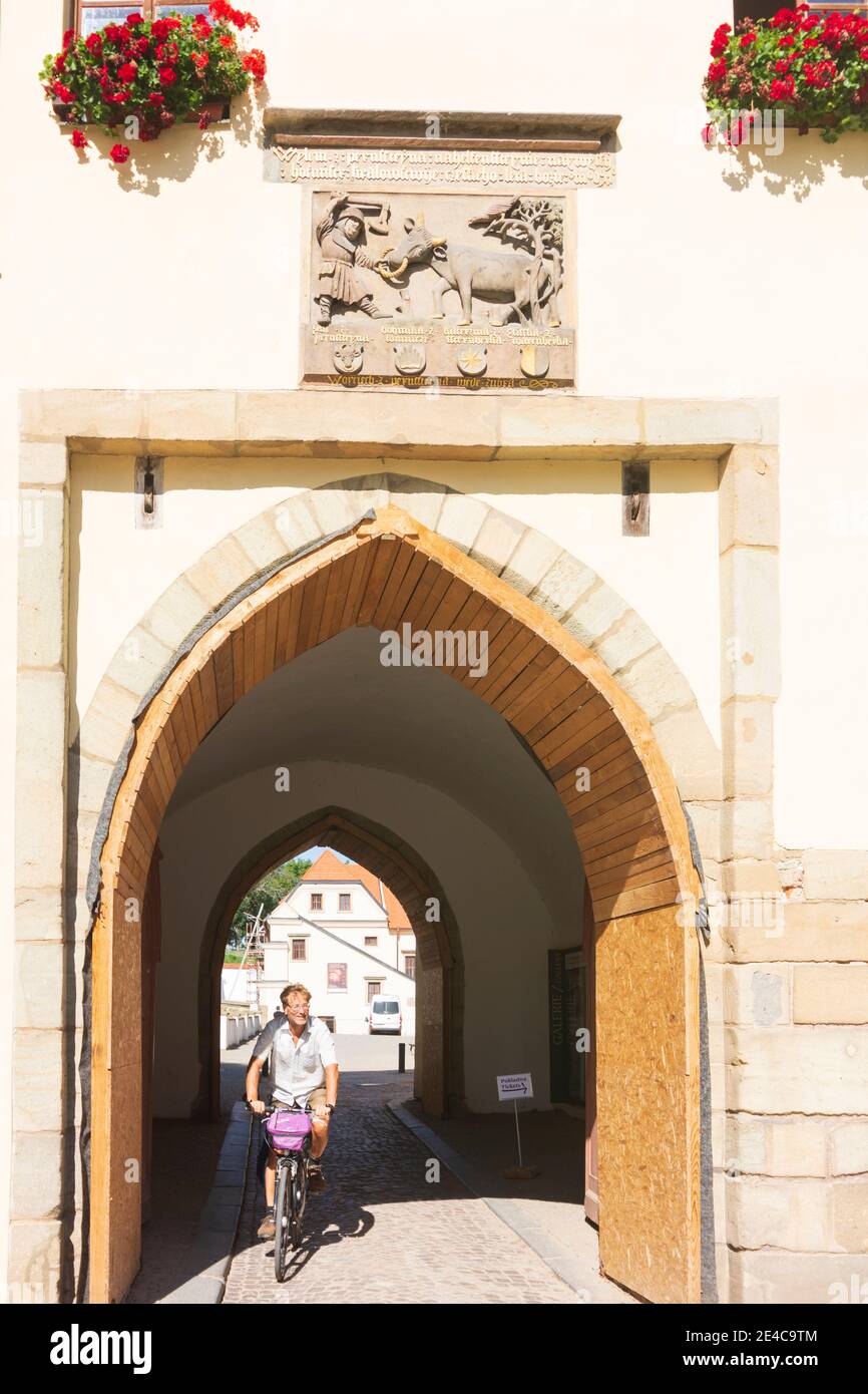 Pardubice (Pardubitz), porta al Castello di Pardubice (Pardubitz), ciclista a Pardubicky, Regione di Pardubice, Regione di Pardubitzer, Ceco Foto Stock