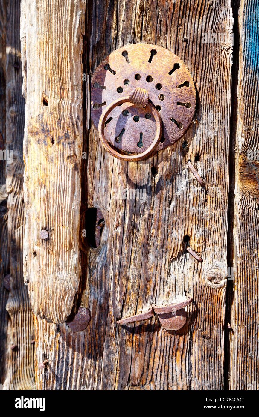 Vecchia porta in legno con finiture in metallo a Monodendri, villaggi Zagori, monti Pindo, Epiro, Grecia settentrionale Foto Stock