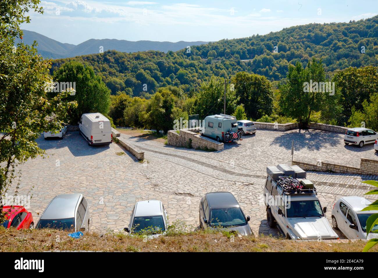 Il parcheggio di Monodendri uno dei villaggi Zagori nella regione montuosa boscosa dell'Epiro, Grecia settentrionale Foto Stock