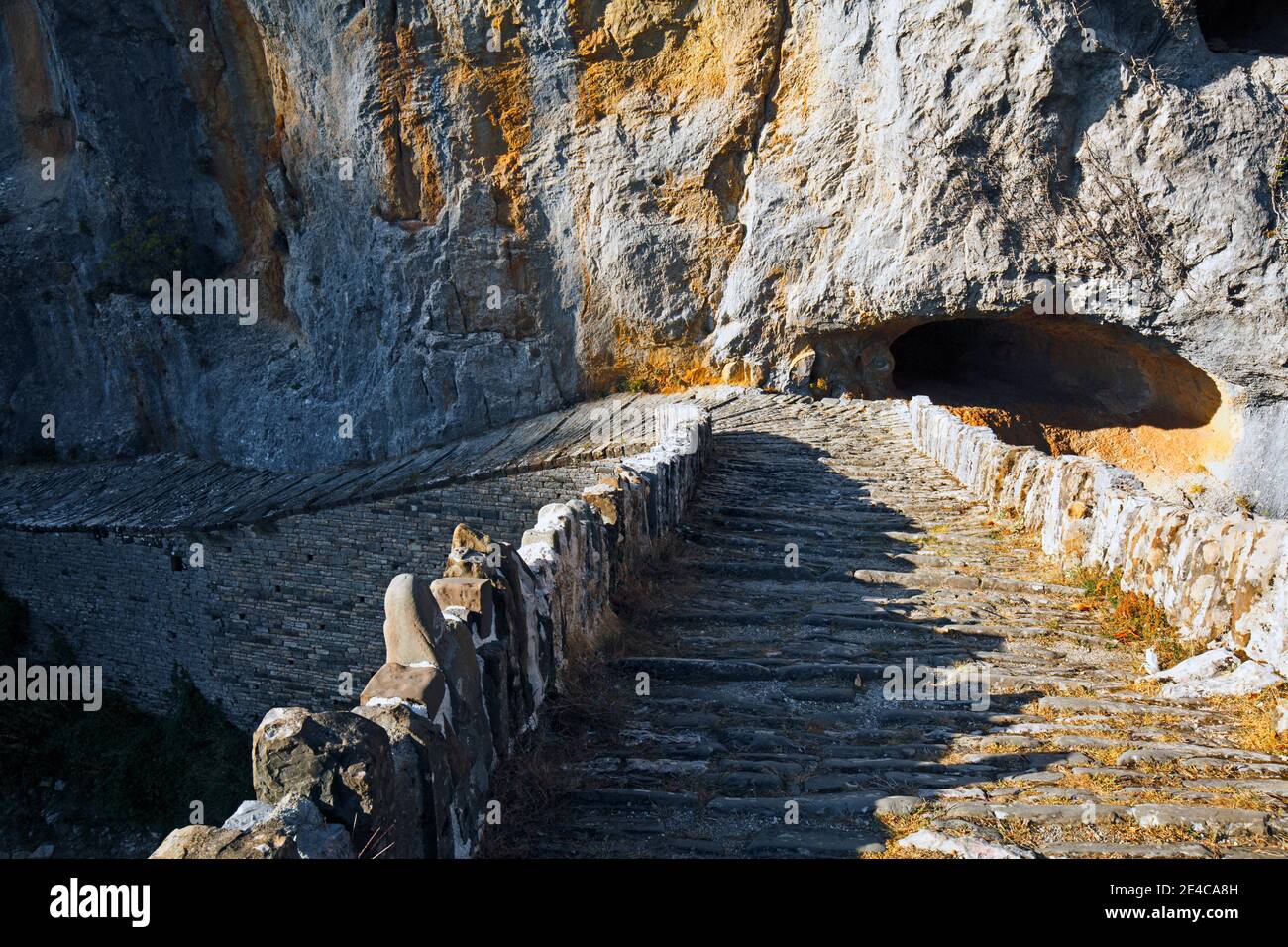 Il ponte in pietra ad arco singolo Kokkoris è stato costruito nel 1750, si estende su una stretta valle del ruscello tra due pareti ripide, regione montuosa dell'Epiro, Grecia settentrionale Foto Stock