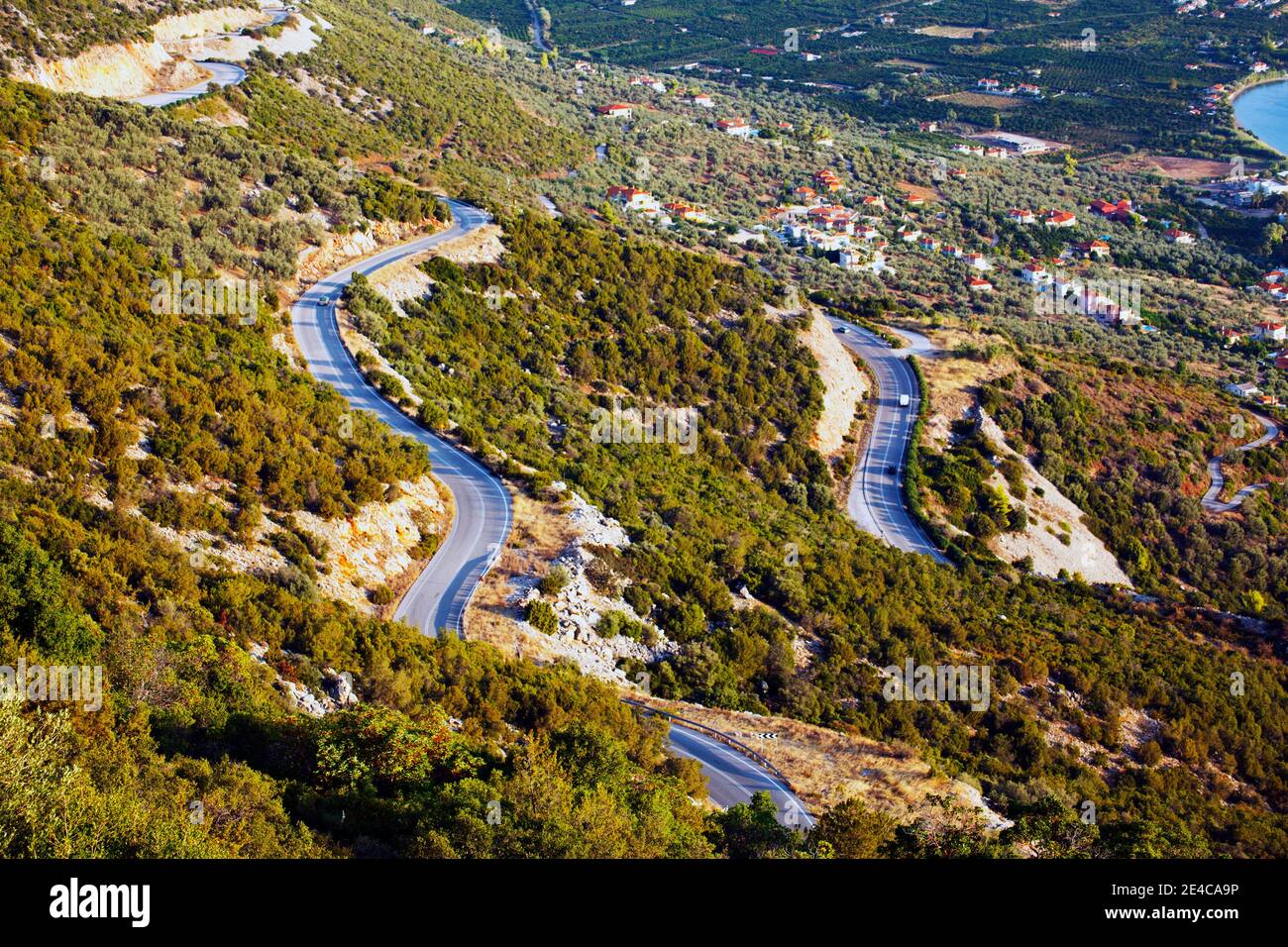 Eine kurvenreiche Straße führt von Palea Epidauros in die Berge, Argolis, Griechenland Foto Stock
