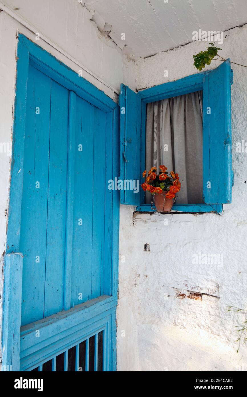 Porta blu e finestra blu nel villaggio di montagna di Nea Epidauro, Argolida, Grecia Foto Stock