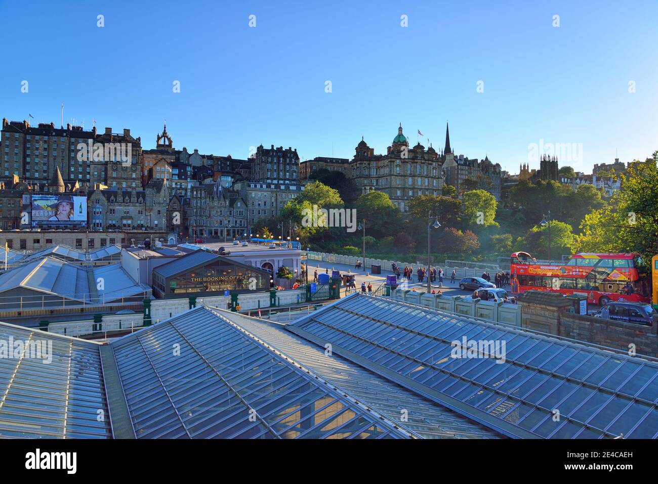 Vista dal nuovo tetto della stazione ferroviaria di Waverley sulla città vecchia di Edimburgo con Calton Hill, Scozia, Isole Britanniche, Gran Bretagna Foto Stock