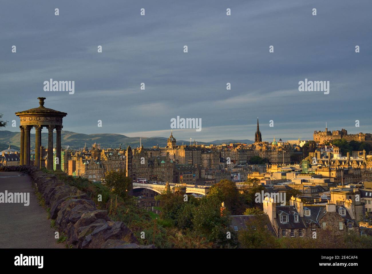 Calton Hill, Dugald Stewart Monument, Castle, e il paesaggio urbano con Princess Street, Edimburgo, Scozia, Regno Unito, Isole britanniche Foto Stock