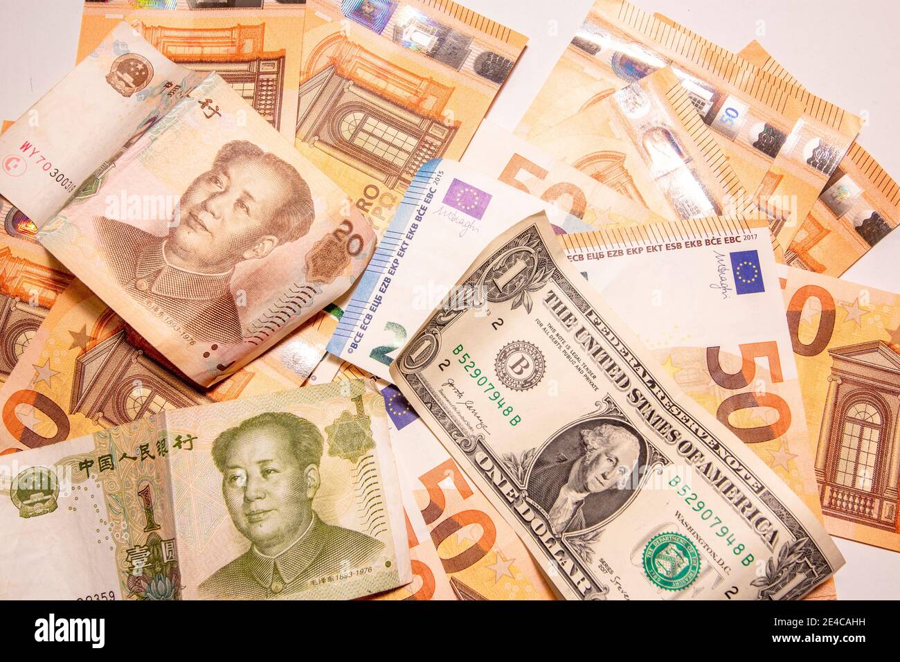 Cinquanta euro banconote fondo texture, Mao Zedong ritratto su 1 Valuta cinese Yuan renminbi e una Dollare usd in primo piano Foto Stock