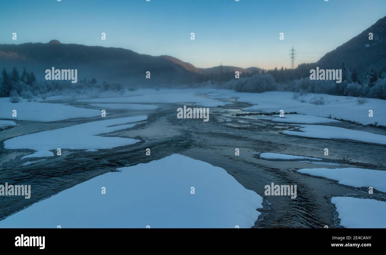 Mattinata di congelamento sull'Isar vicino a Lenggries in alta Baviera Foto Stock