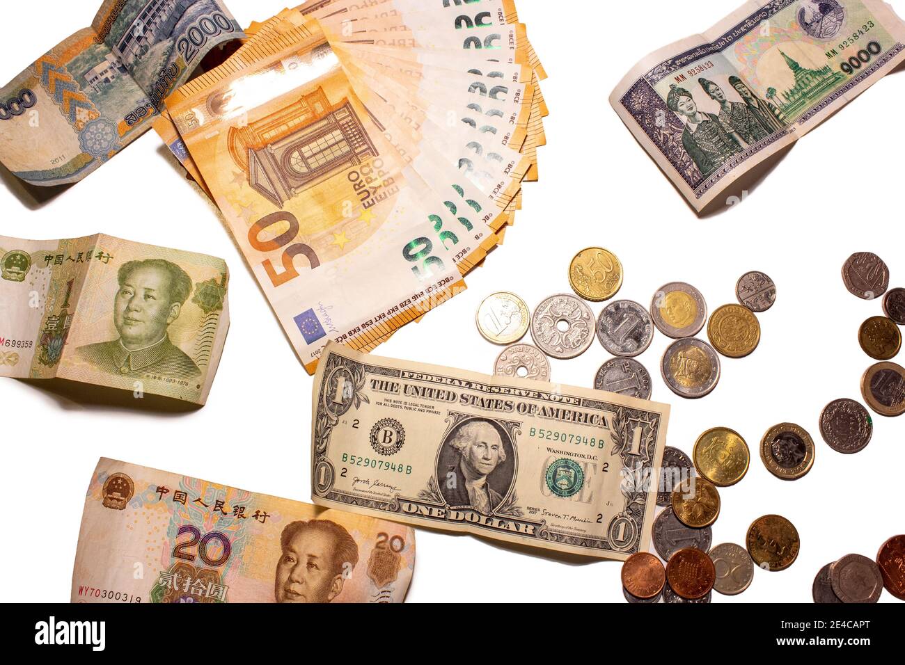 Banconote e monete isolate di fondo bianco, cinquanta euro, un dollaro e Mao Zedong 20, 1 carta cinese bollette Yuan renminbi. Euro, svedese, dollaro USA Foto Stock