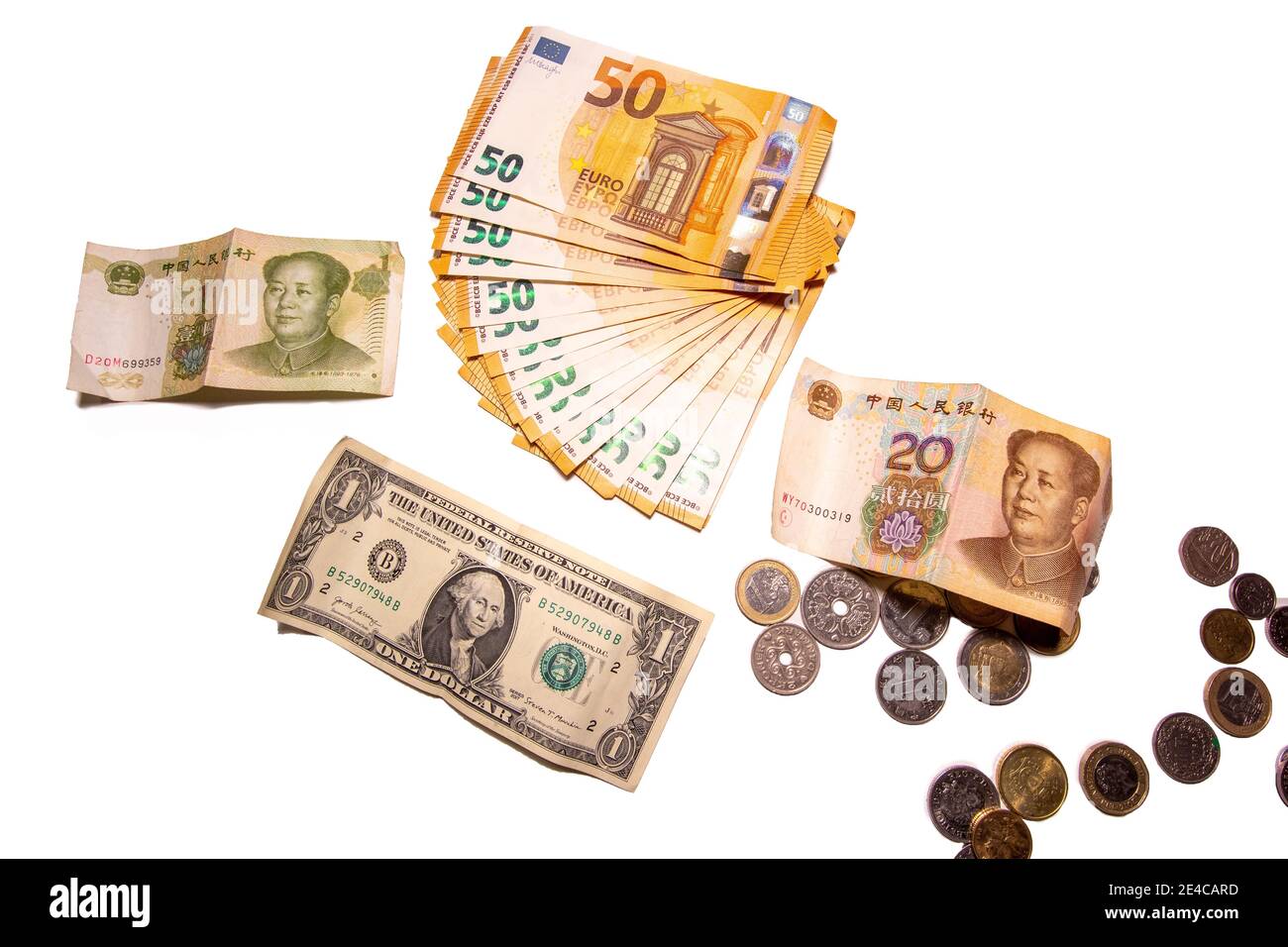 Banconote e monete isolate di fondo bianco, cinquanta euro, un dollaro e Mao Zedong 20, 1 carta cinese bollette Yuan renminbi. Euro, svedese, dollaro USA Foto Stock