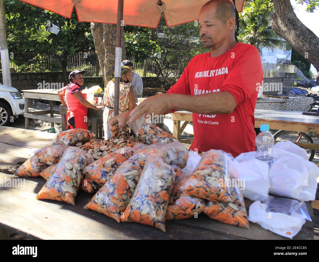 Vila Velha, Espirito Santo, Brasile. 22 gennaio 2021. (INT) movimento dei pescatori alla spiaggia di Ribeiro. 22 gennaio 2021, Vila Velha, Espirito Santo, Brasile: Movimento dei pescatori alla spiaggia di Ribeiro mentre attraccano le loro barche. Questa spiaggia è un buon posto per comprare Sururu e vari frutti di mare.Credit: Edson de Souza/TheNews2 Credit: Edson De Souza/TheNEWS2/ZUMA Wire/Alamy Live News Foto Stock