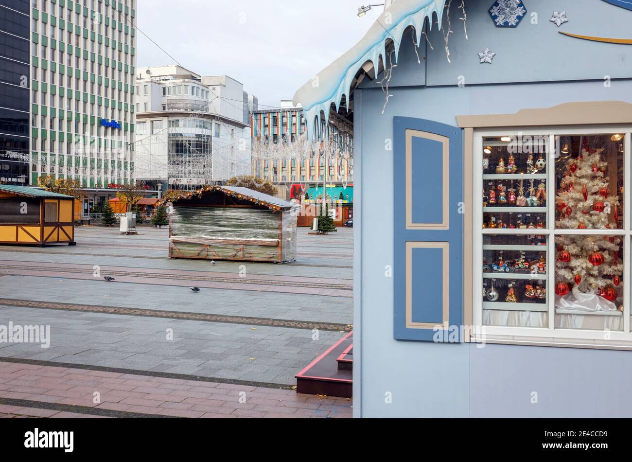 Essen, zona Ruhr, Renania Settentrionale-Vestfalia, Germania - Essen centro città in tempi della crisi della corona durante la seconda parte della chiusura, il tradizionale mercatino di Natale rimane chiuso nell'anno della corona, ci sono solo alcune bancarelle qui su Kennedyplatz. Foto Stock