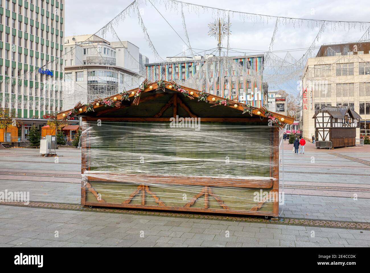 Essen, zona Ruhr, Renania Settentrionale-Vestfalia, Germania - Essen centro città in tempi della crisi della corona durante la seconda parte della chiusura, il tradizionale mercatino di Natale rimane chiuso nell'anno della corona, ci sono solo alcune bancarelle qui su Kennedyplatz. Foto Stock