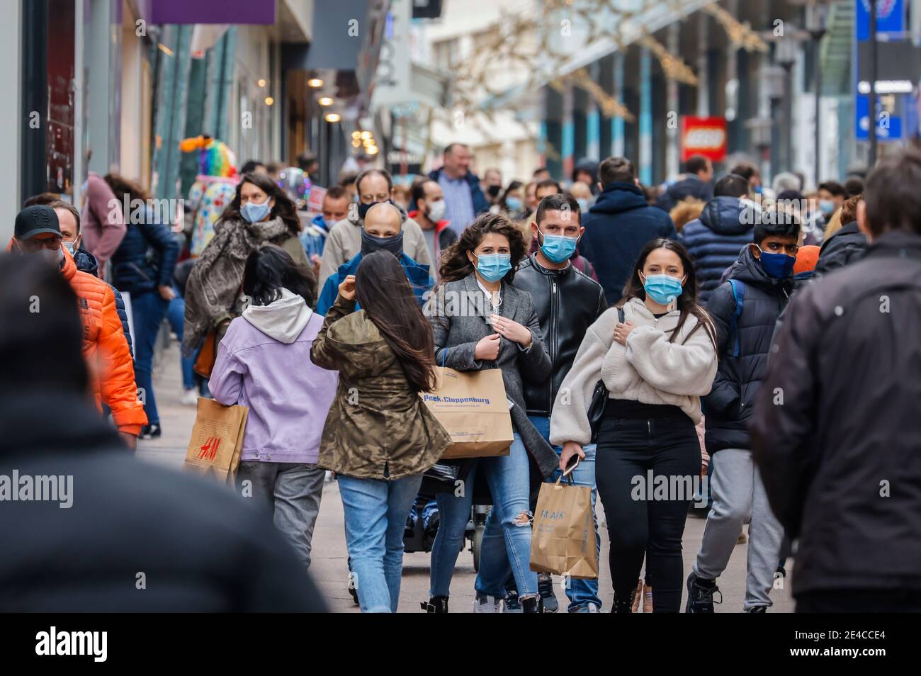 Essen, zona della Ruhr, Nord Reno-Westfalia, Germania - Essen centro città in tempi della crisi della corona durante la seconda parte della chiusura, passanti con maschere protettive camminano nella zona pedonale attraverso la Limbecker Strasse decorata a Natale presso il centro commerciale Limbecker Platz. Foto Stock