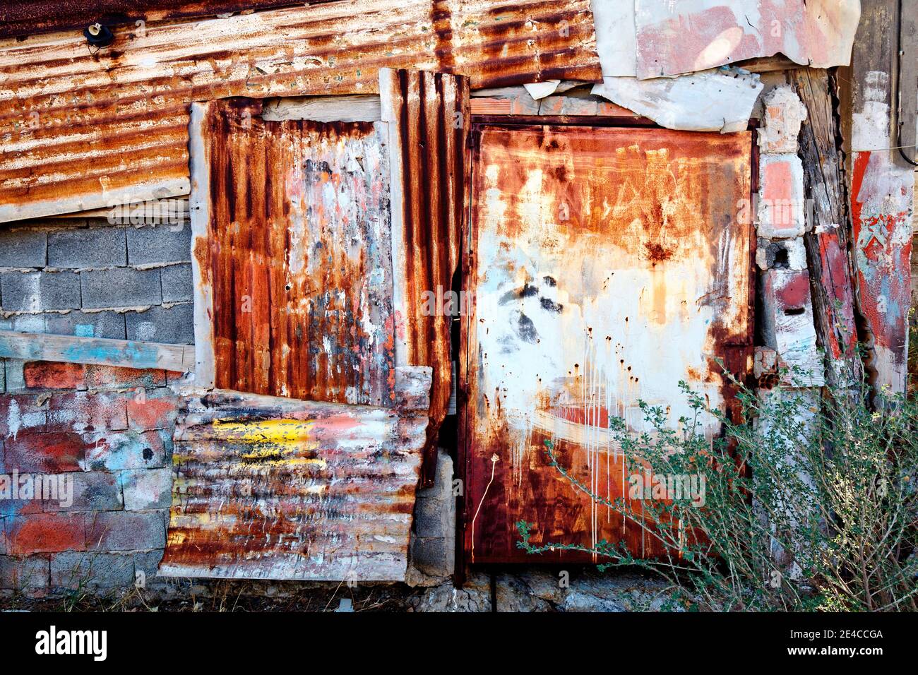 Il ferro corrugato arrugginito viene usato per chiudere una capanna di pietra, Gythion, Penisola mani, Peloponneso, Grecia Foto Stock