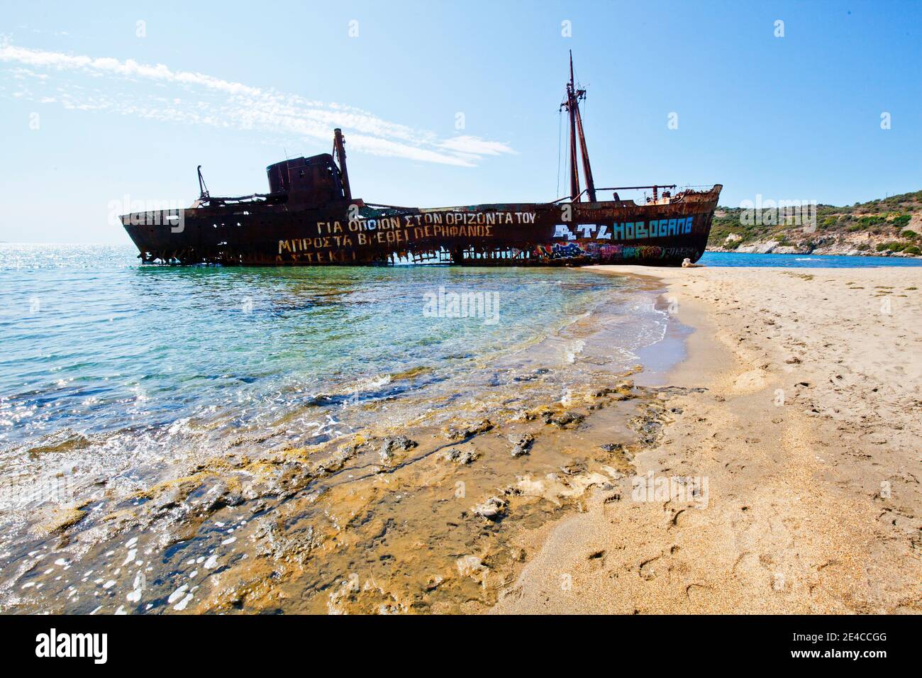 Die Dimitrios war ein Küstenmotorschiff, das am 23. Dezember 1981 auf dem Strand in Valtaki (Gemeinde Evrotas), stranete. Halbinsel mani, Peloponnes, Griechenland Foto Stock