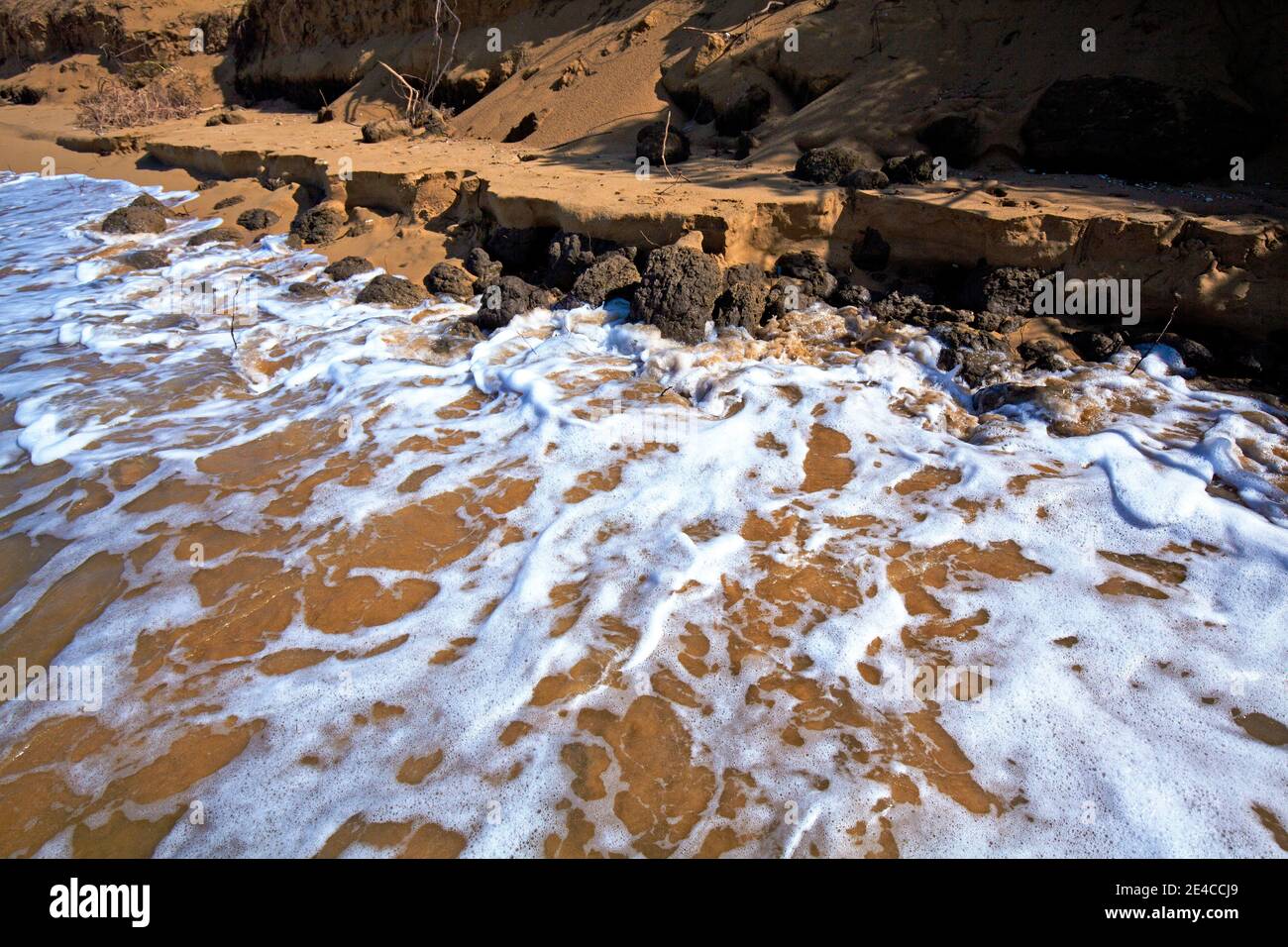 Dopo la tempesta mediterranea (Medicane) nel settembre 2020, grandi tratti di spiaggia sono caduti vittime del mare, Elis, Peloponneso, Grecia Foto Stock