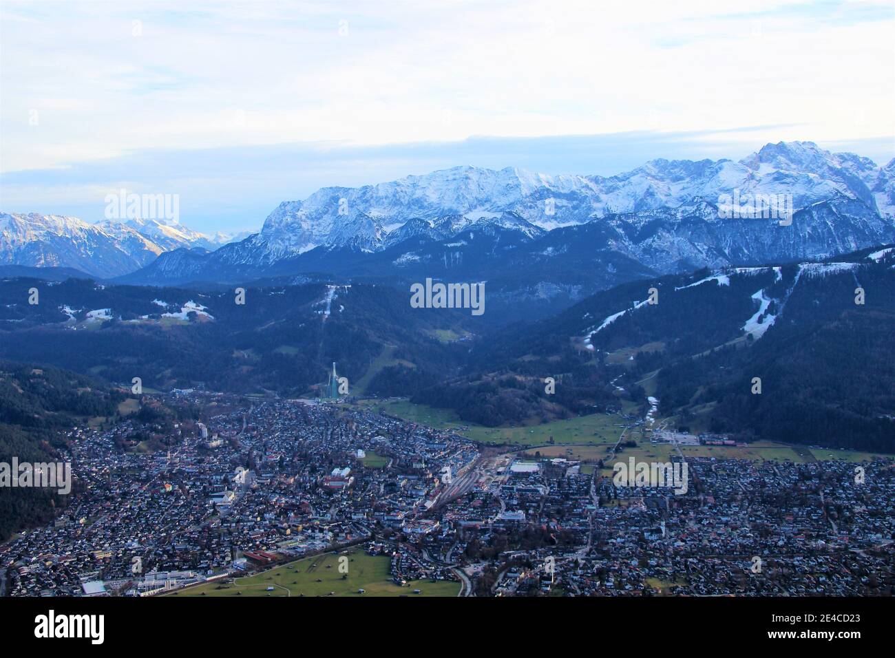 Vista da Königsstand (1453 m) a Kramer per Garmisch-Partenkirchen, alta Baviera, Baviera, Germania Alpi Bavaresi, Werdenfelser Land, Karwendel Montagne, Karwendel, Wetterstein Montagne, Foto Stock