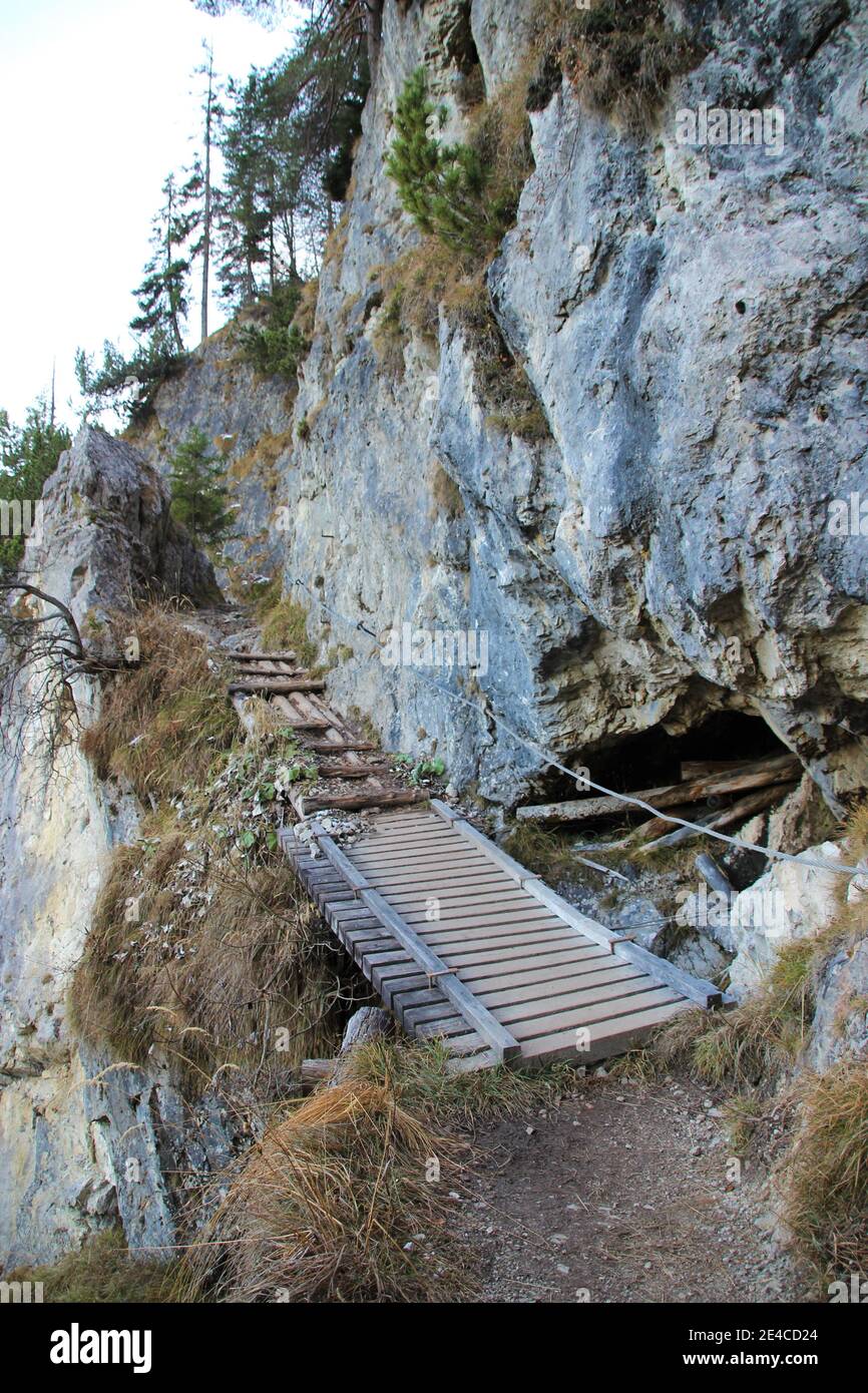 Escursione al Königsstand (1453 m) sul Kramer, ponte nel sentiero roccioso, Garmisch-Partenkirchen, alta Baviera, Baviera, Germania, Alpi Bavaresi, Werdenfelser Land, Foto Stock