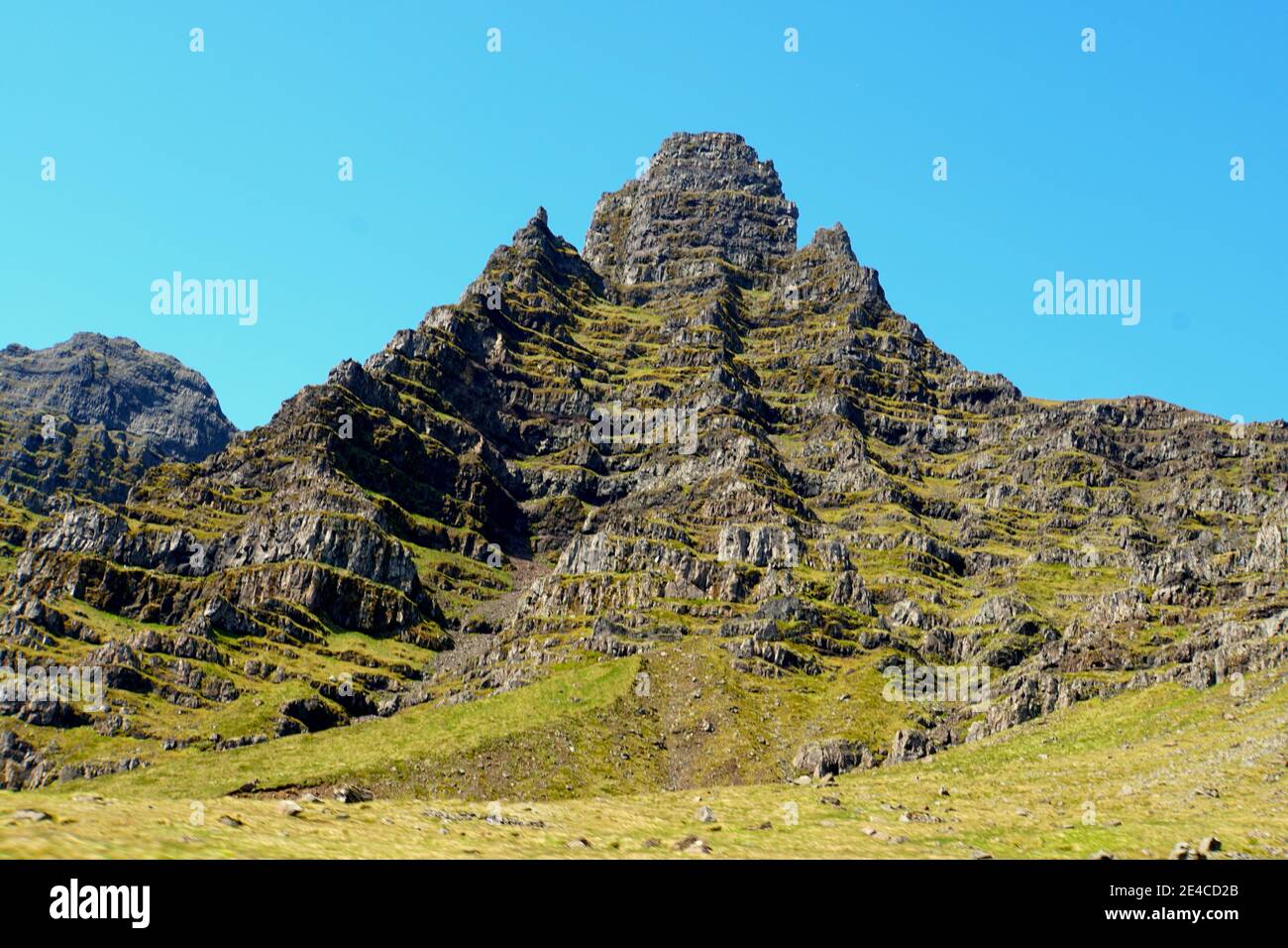 Splendido strato di formazioni rocciose sulla cima delle montagne vicino ai fiordi orientali, Islanda durante l'estate Foto Stock