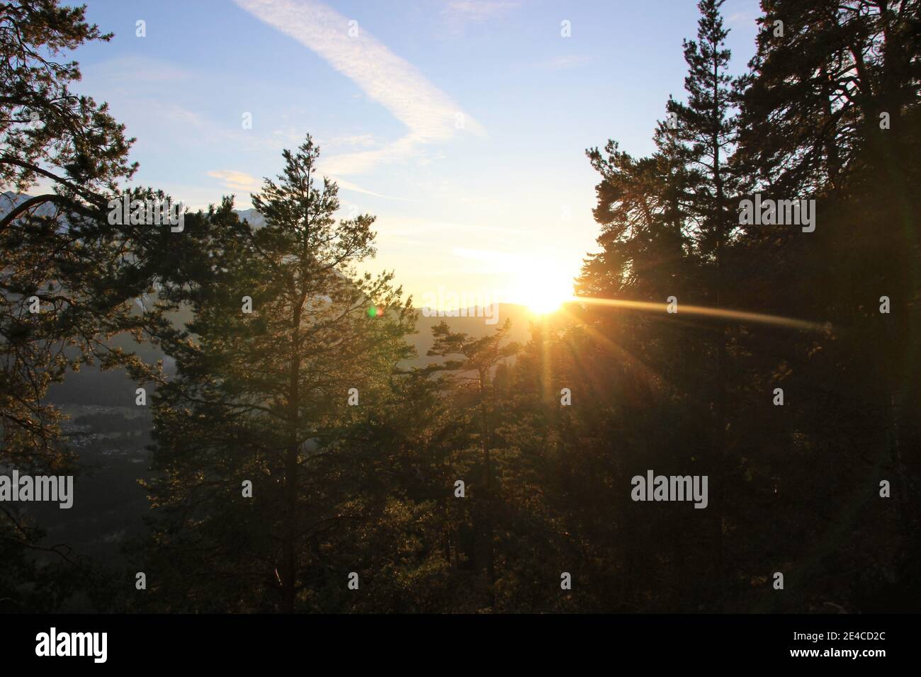 Vista dal Königsstand (1453 m) verso lo Zugspitze, nascosto dietro gli alberi, al Kramer su Garmisch-Partenkirchen, alta Baviera, Baviera, Germania, Alpi Bavaresi, Werdenfelser Land Foto Stock