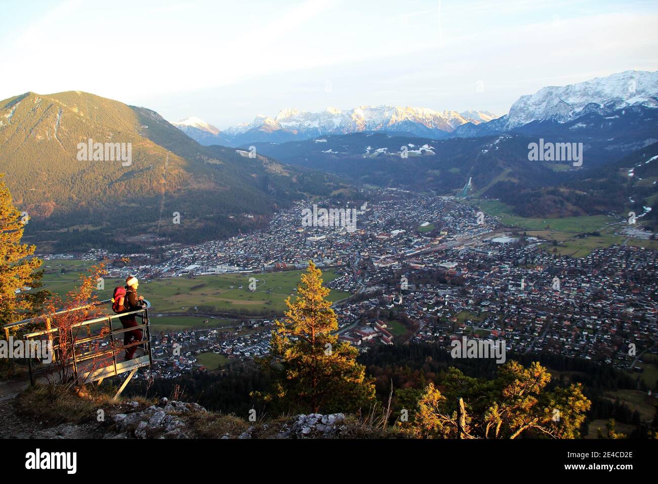 Vista dal Königsstand (1453 m) sul Kramer a Garmisch-Partenkirchen, alta Baviera, Baviera, Germania Alpi bavaresi, Werdenfelser Land, Karwendel Montagne, Karwendel Foto Stock