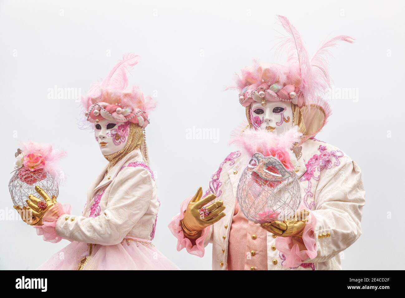 Italia, Veneto, Venezia, coppia in costume rosa al carnevale di venezia, mattina foggy nella laguna veneta Foto Stock