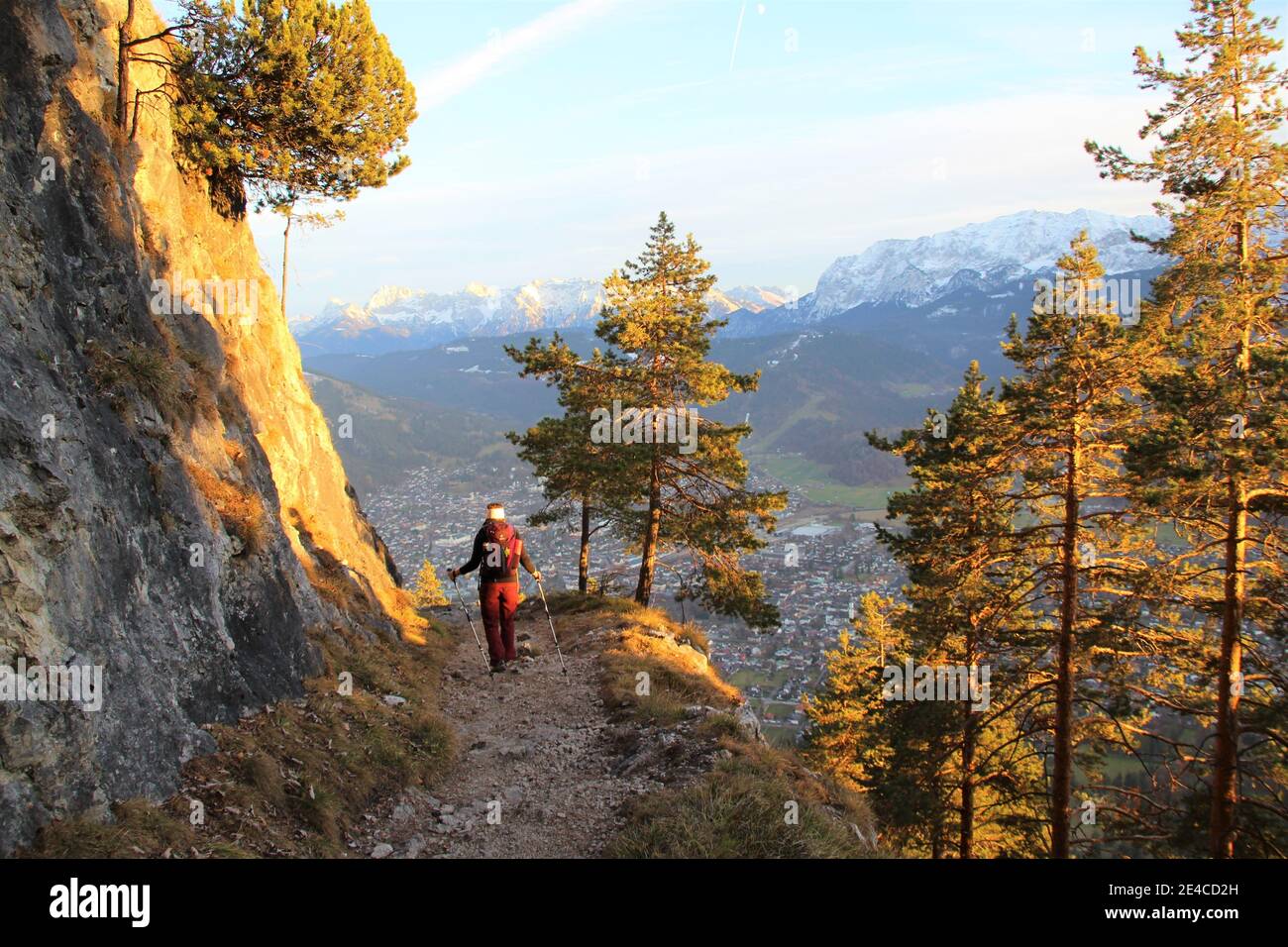 Escursione in giovane donna, vista dal Königsstand (1453 m) sul Kramer a Garmisch-Partenkirchen, alta Baviera, Baviera, Germania, Alpi Bavaresi, Werdenfelser Land, Karwendel Montagne, Karwendel Foto Stock