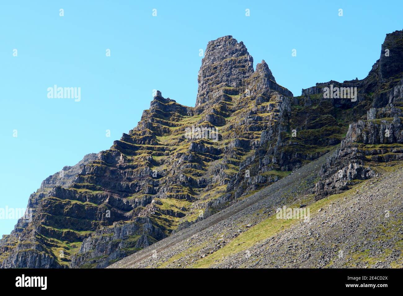Splendido strato di formazioni rocciose sulla cima delle montagne vicino ai fiordi orientali, Islanda durante l'estate Foto Stock