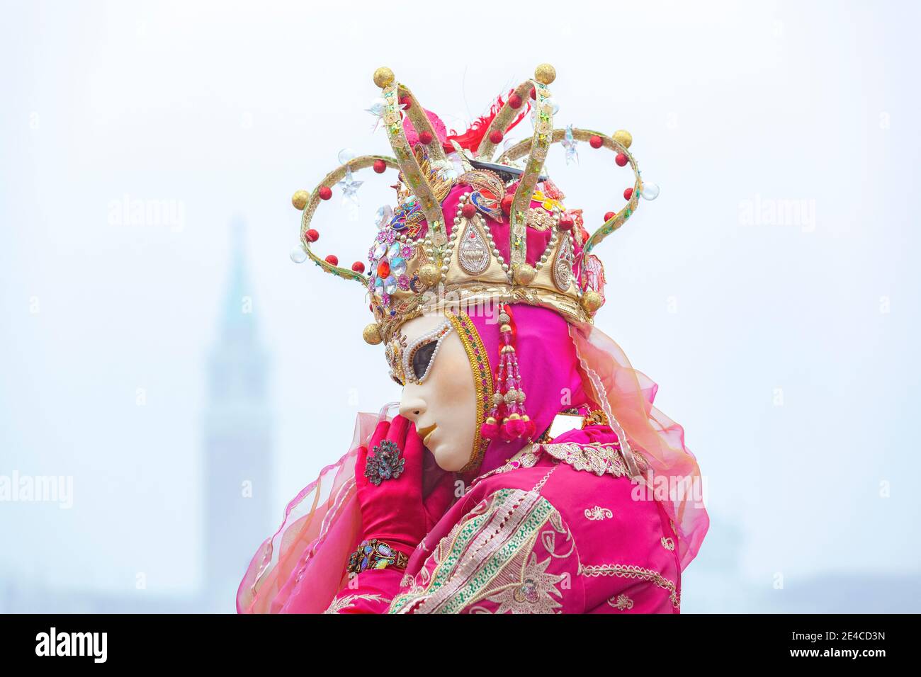 Italia, Veneto, Venezia, donna in costume rosa al carnevale di venezia, mattina foggy nella laguna veneta Foto Stock