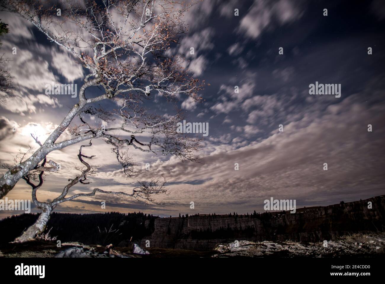 Creux du Van circo rock di notte, al chiaro di luna Foto Stock