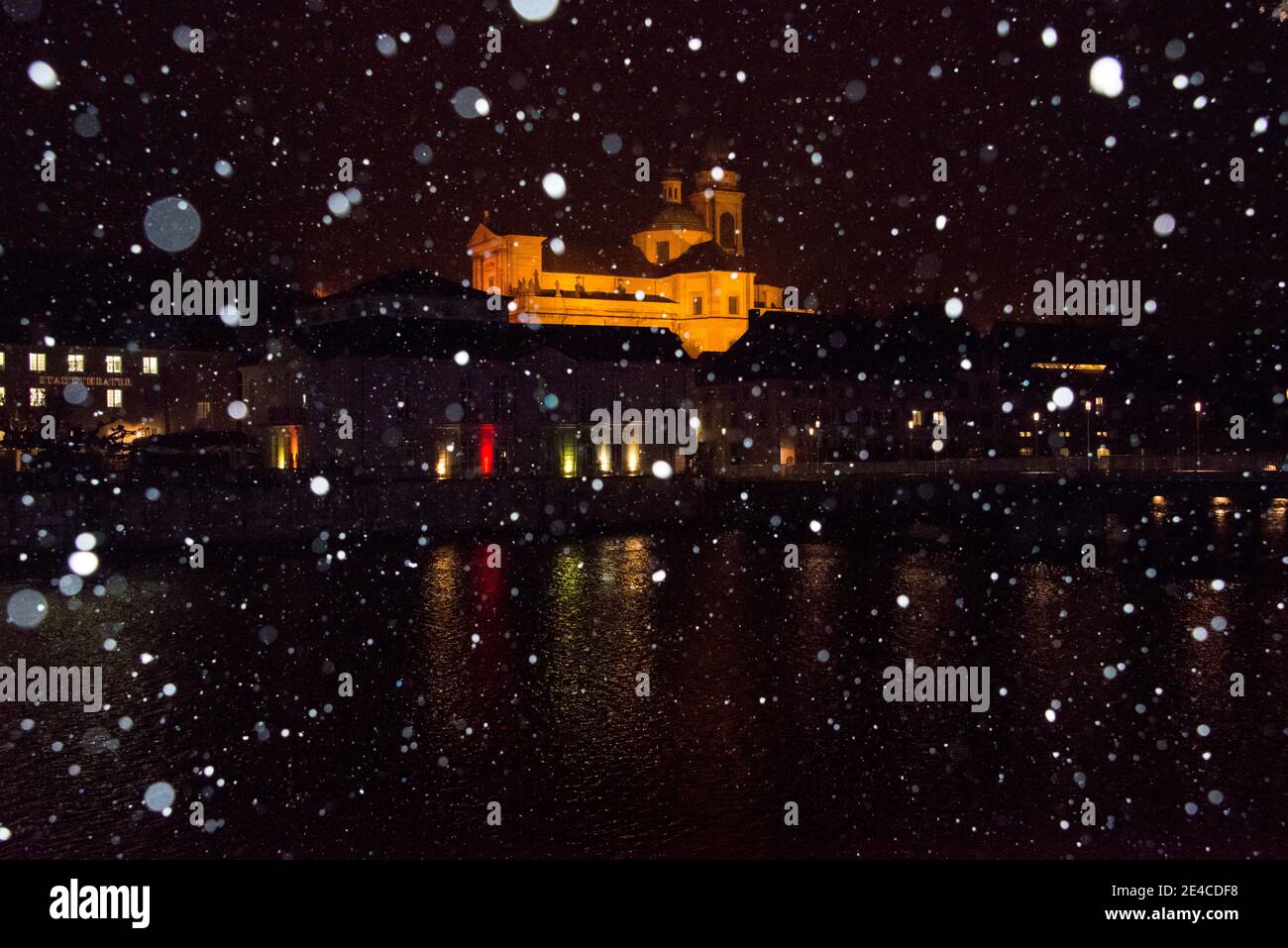 Soletta di Natale con nevicata Foto Stock