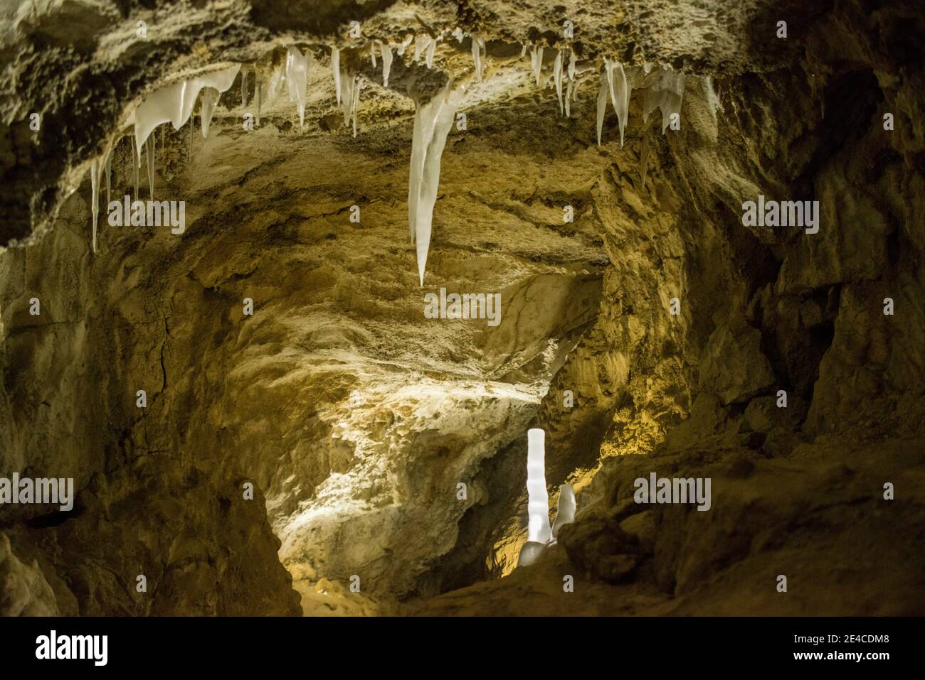 Grotta con stalagmiti di ghiaccio e stalattiti di ghiaccio Foto Stock