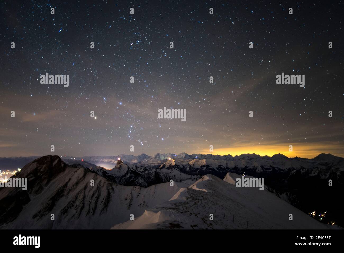notte invernale limpida sulla cima di una montagna, luci nella valle Foto Stock