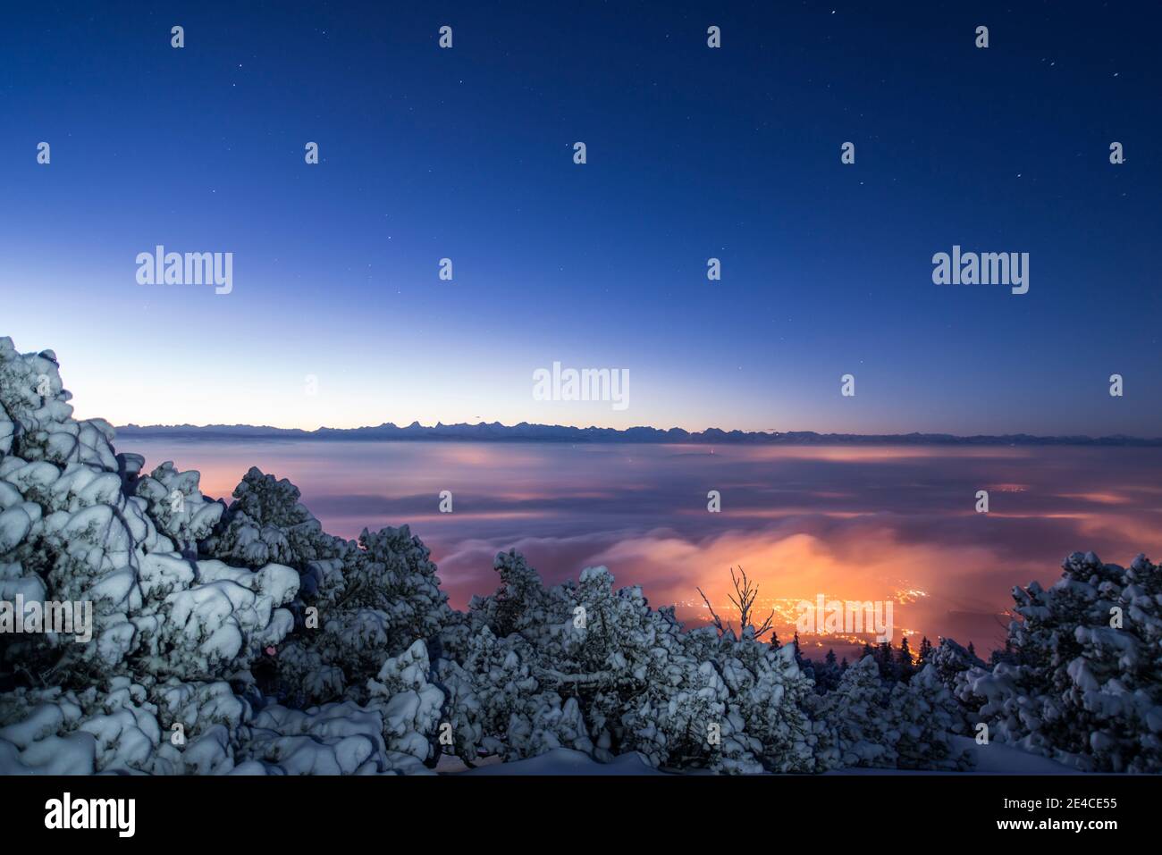 Daybreak sulla vetta della montagna, nebbia colorata Foto Stock