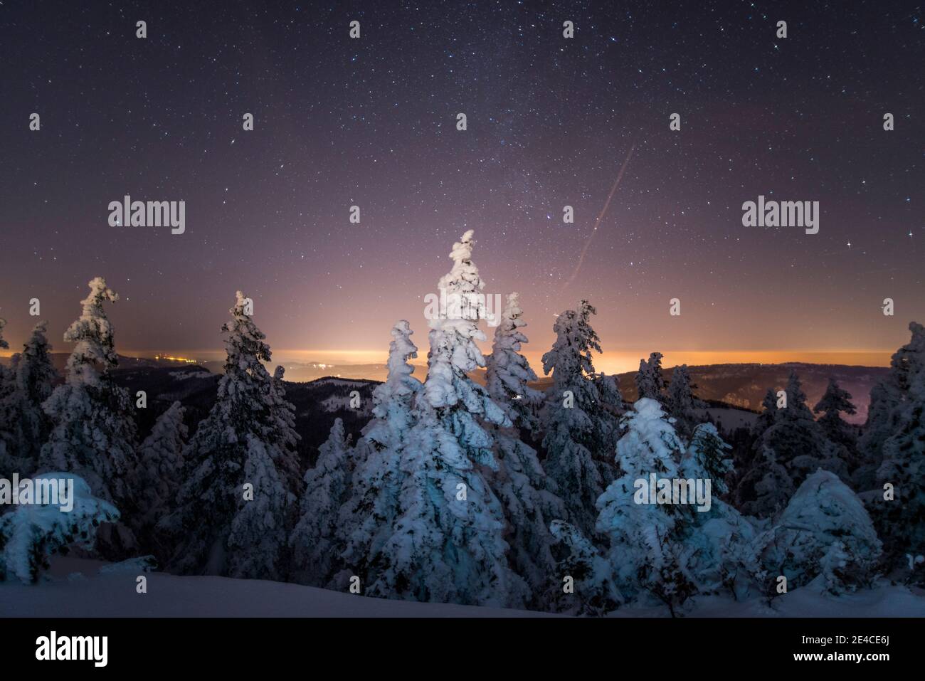 Spirito di Natale, di notte sotto le stelle sulla montagna appena innevata Foto Stock