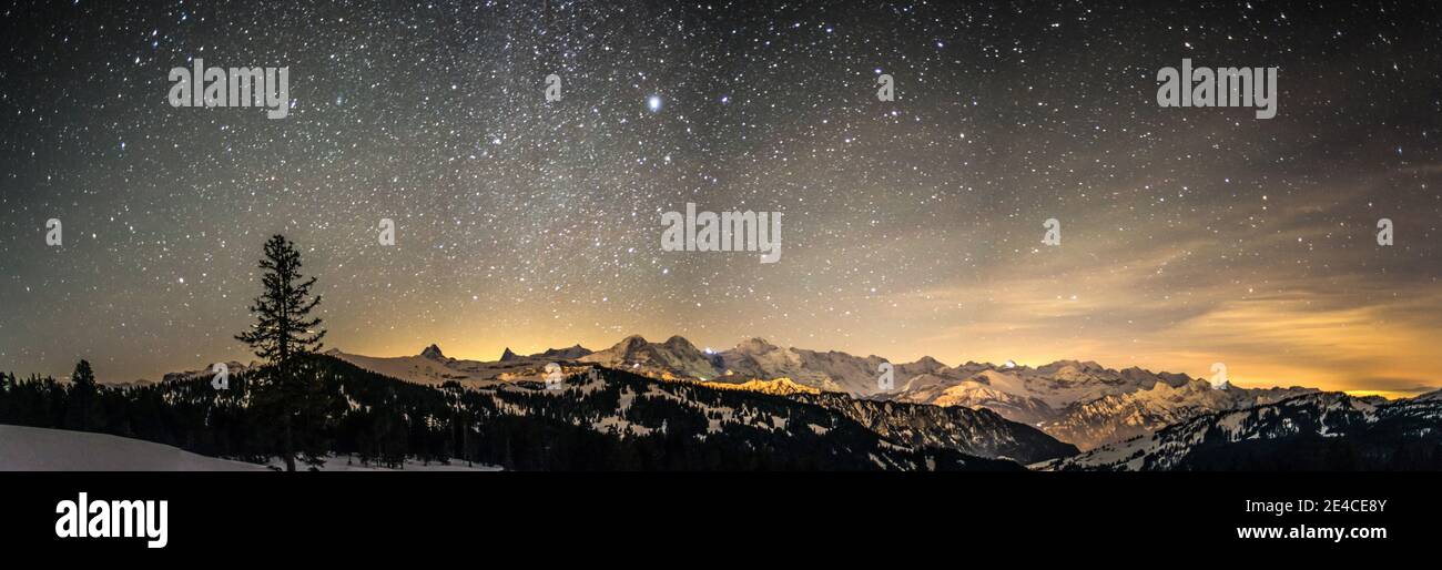 Foto panoramica delle Alpi con Eiger, Mönch e Jungfrau di notte, cielo stellato Foto Stock