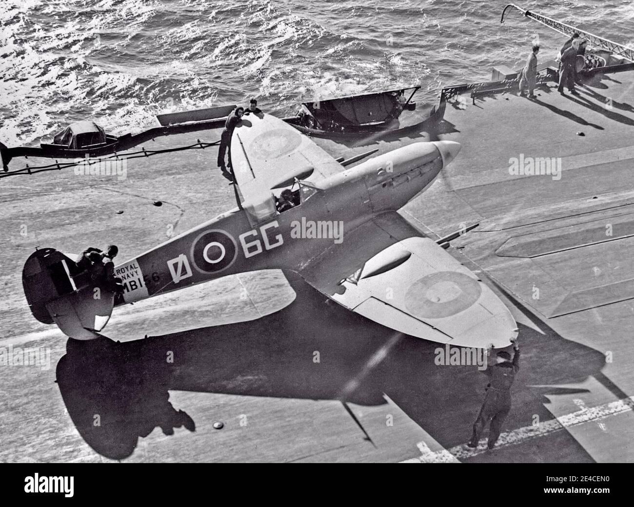 Un Seafire Supermarino Mark IIc di 885 Naval Air Squadron scaldare il suo motore per decollo in sole luminoso sul ponte di HMS formidabile nel Mediterraneo, 1942 Foto Stock