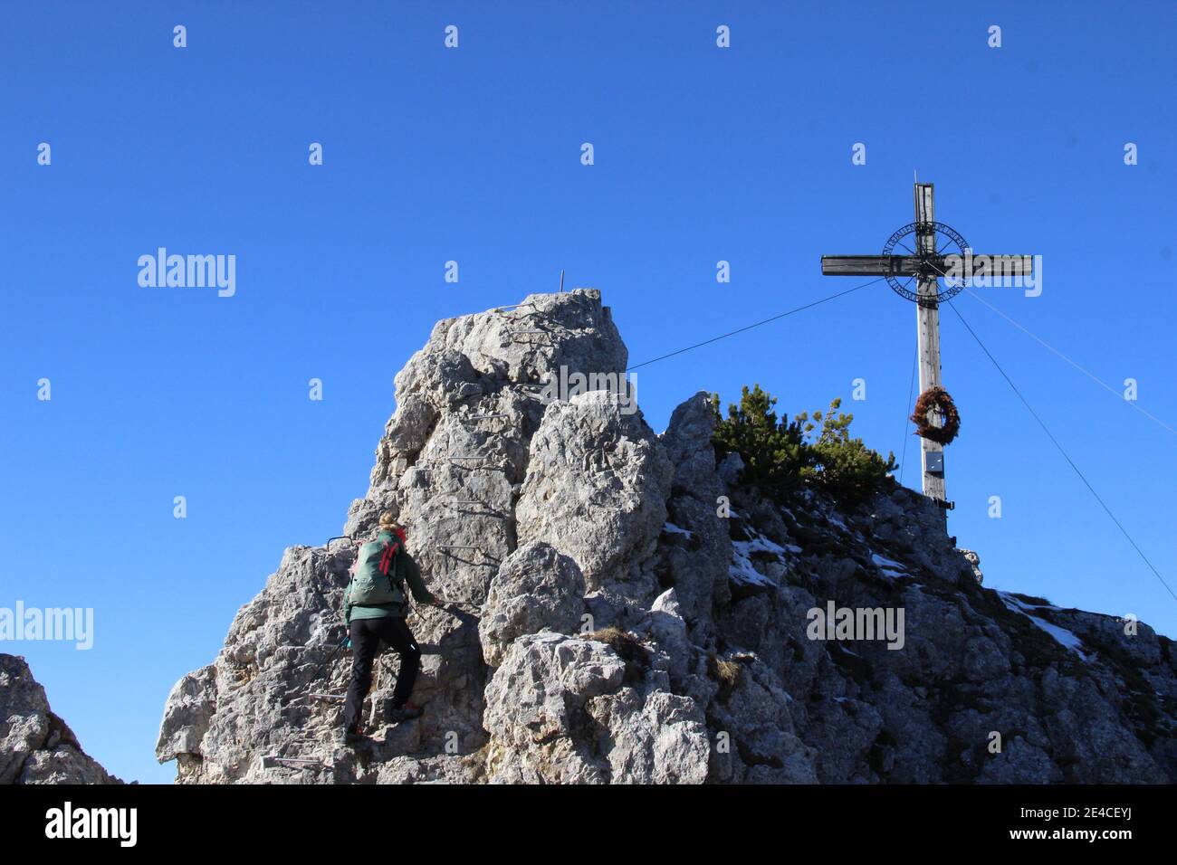 Escursione a Signalkopf (1895 m) vicino a Krün, Wallgau, escursione invernale, tardo autunno, cielo blu, donna, giovane donna, escursionista, escursione in montagna Foto Stock