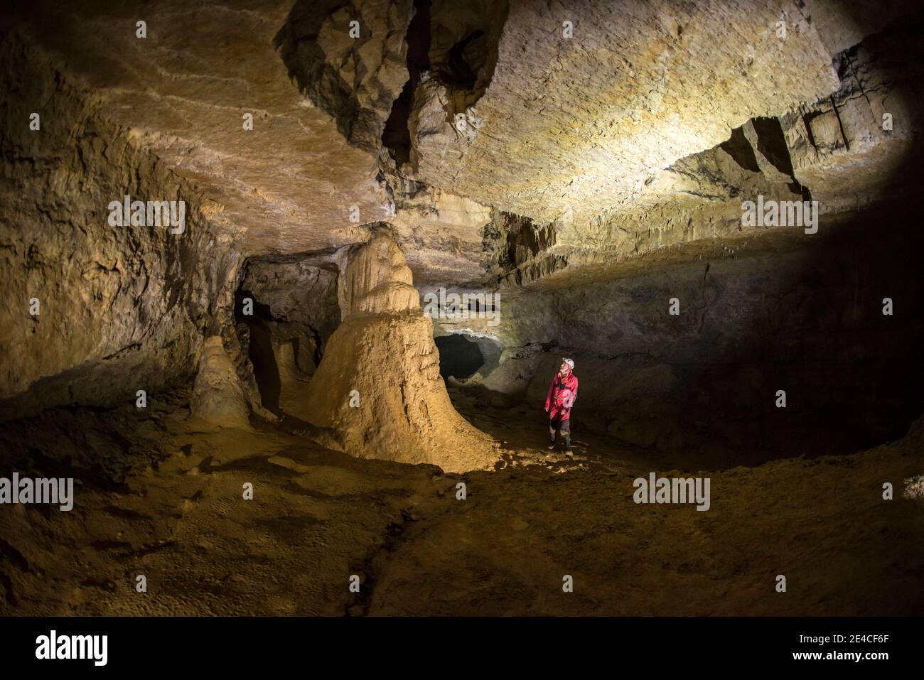 Cavità gigante in grotta stalattitica Foto Stock