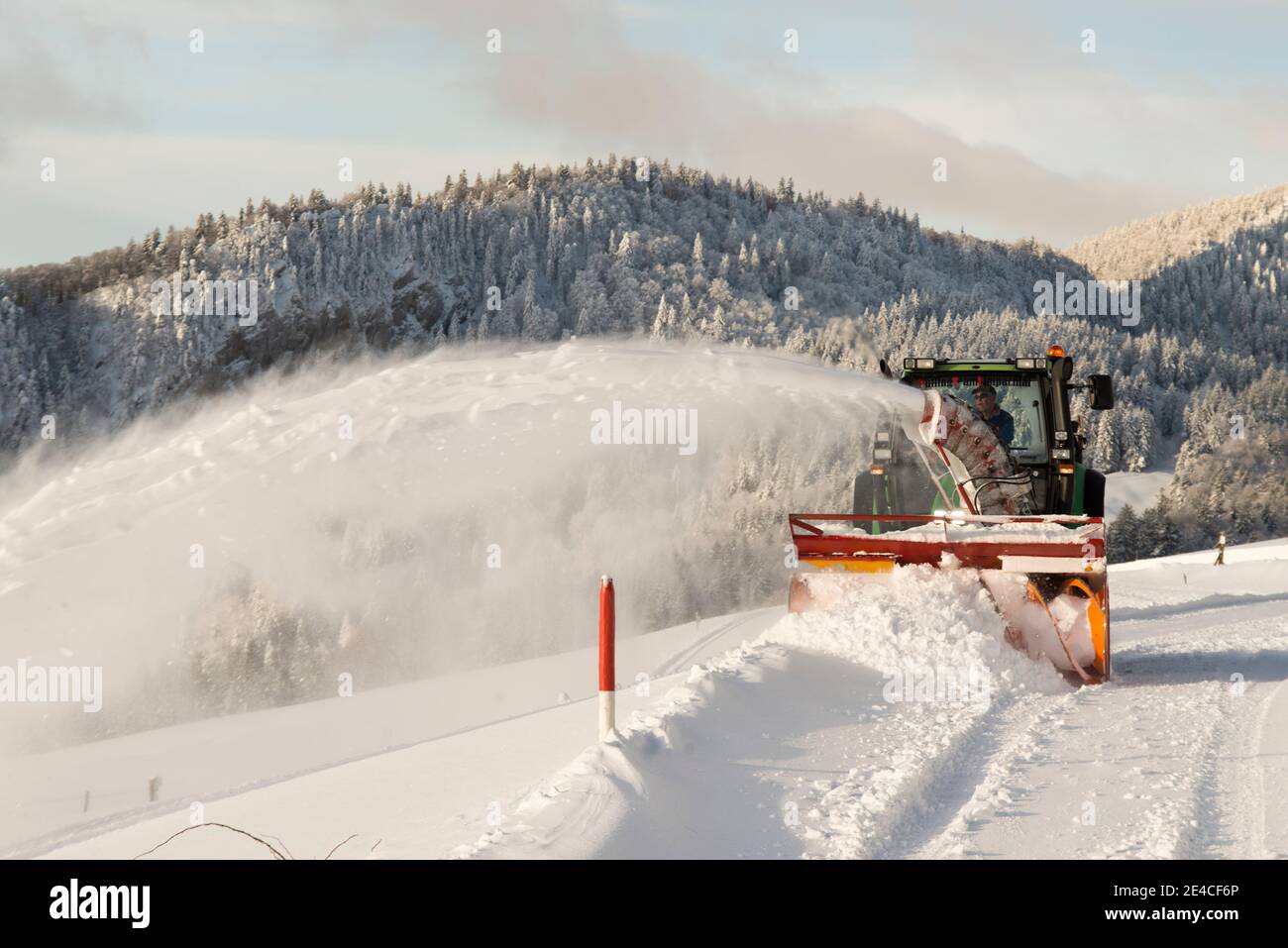 Rimozione della neve in montagna Foto Stock