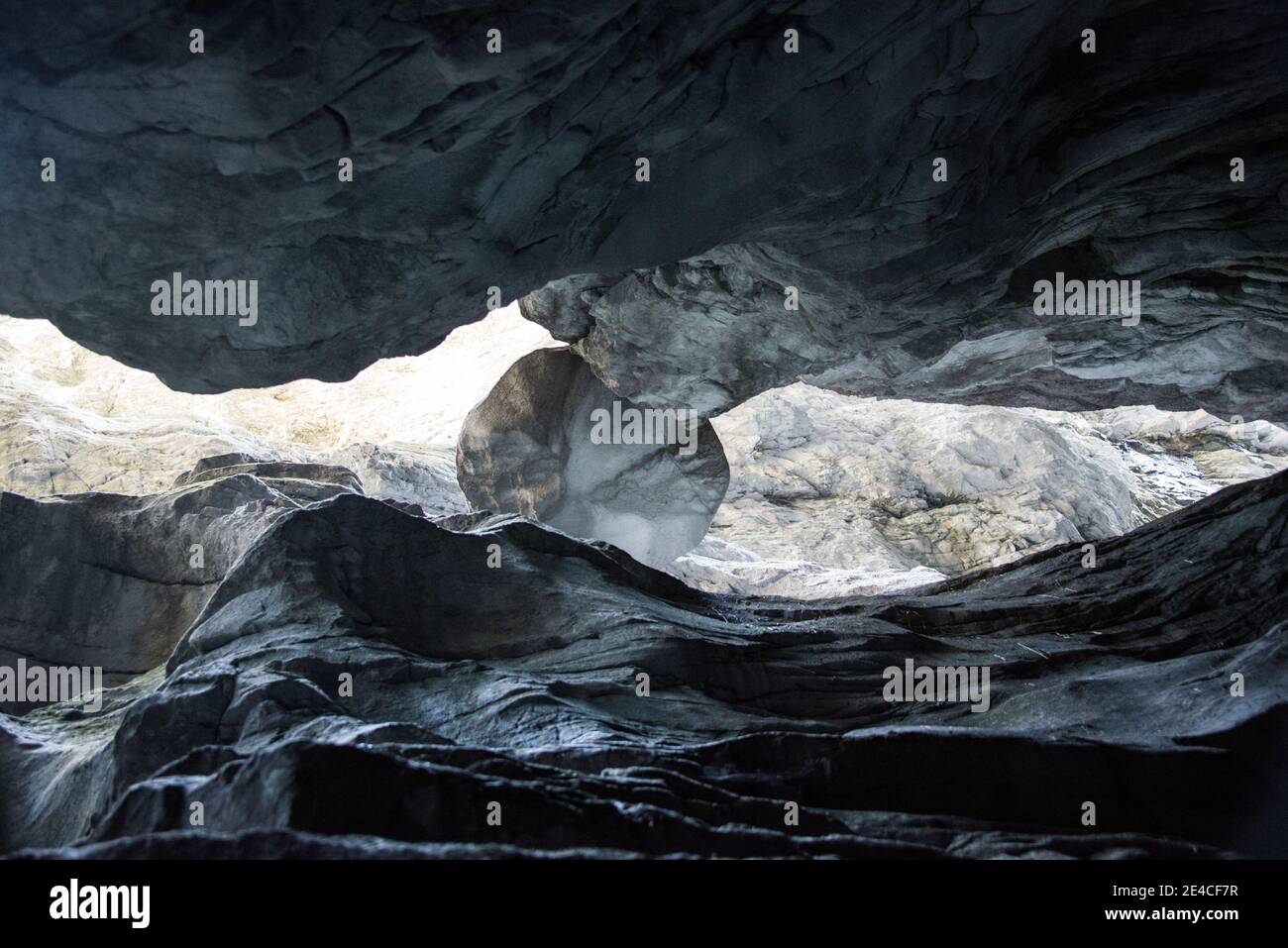 massi intrappolati in una stretta gola Foto Stock